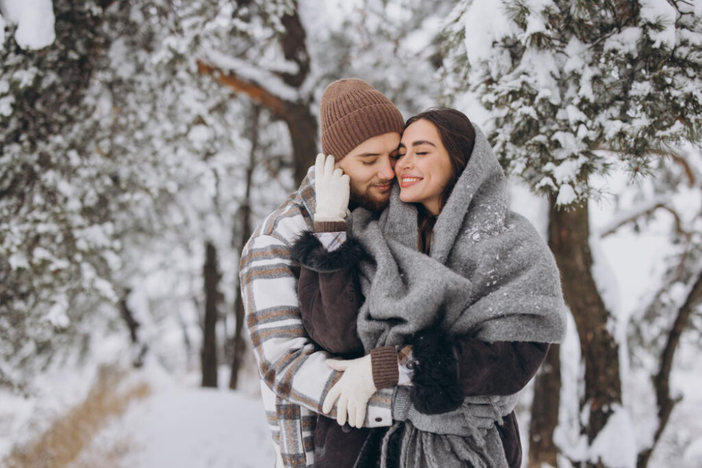 couple qui se prend dans les bras dans la neige