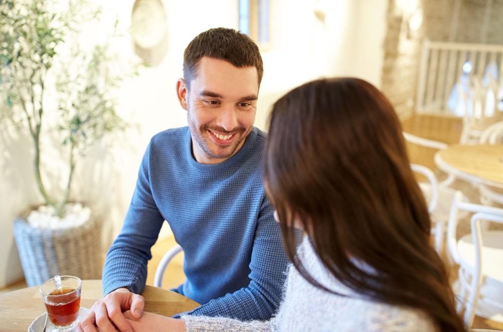 un homme et une femme qui discute