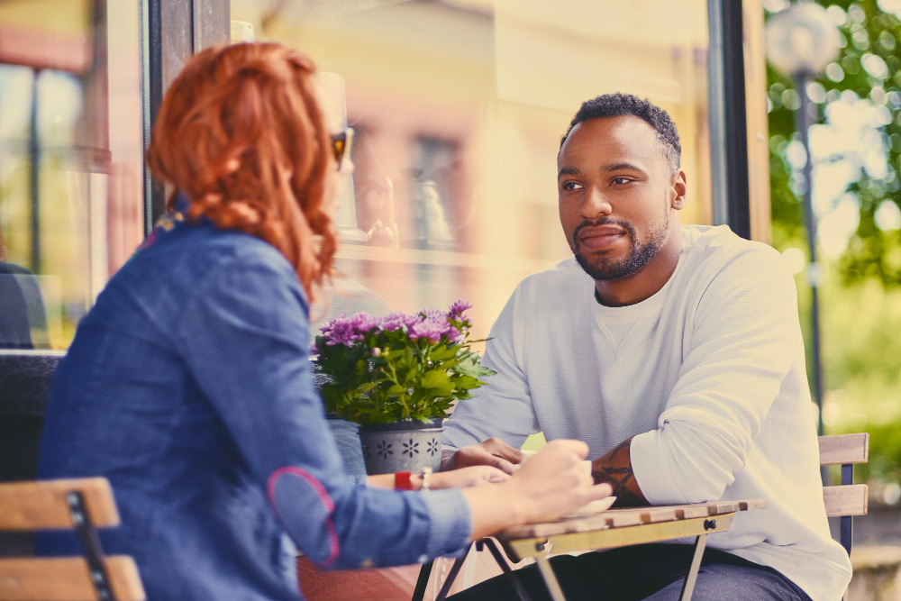 un un et une femme à une terrasse de café