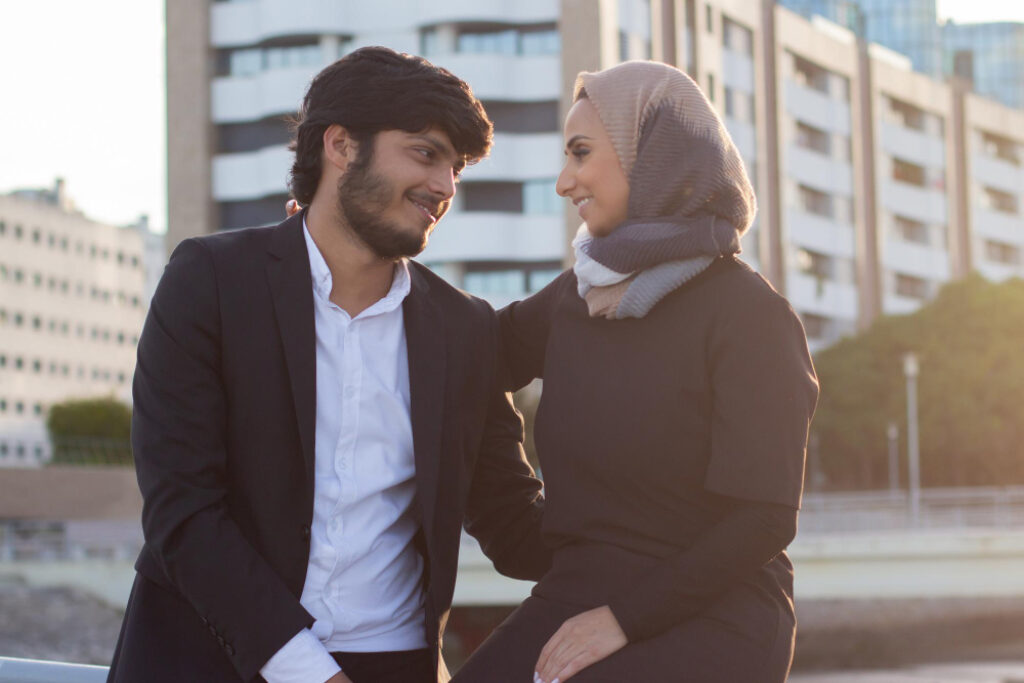 un couple qui se regarde en ville