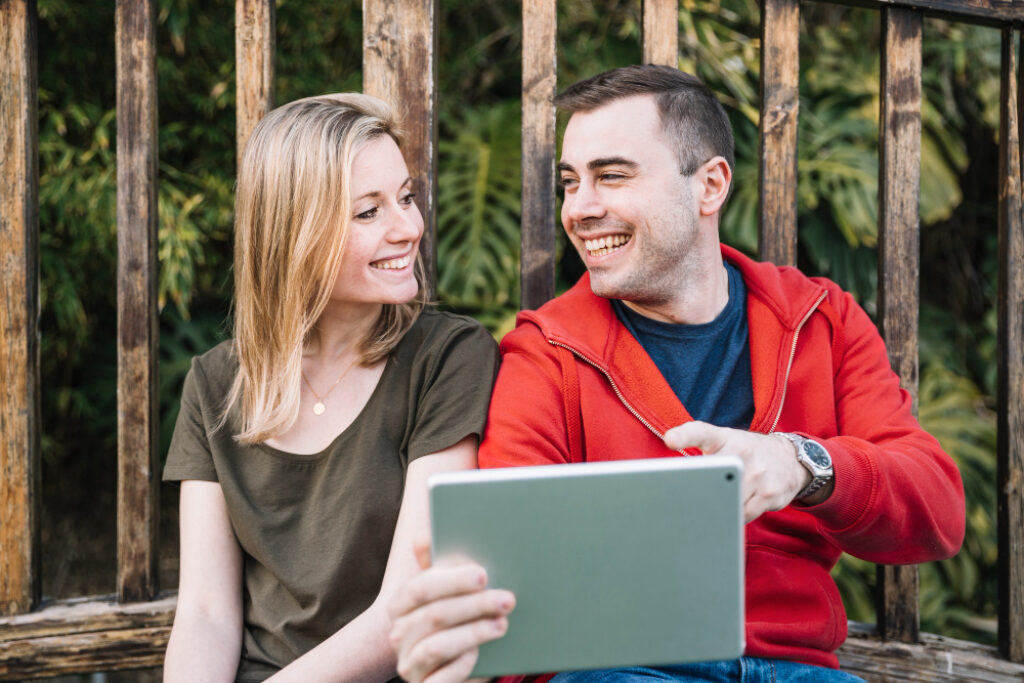 un couple qui regarde une tablette