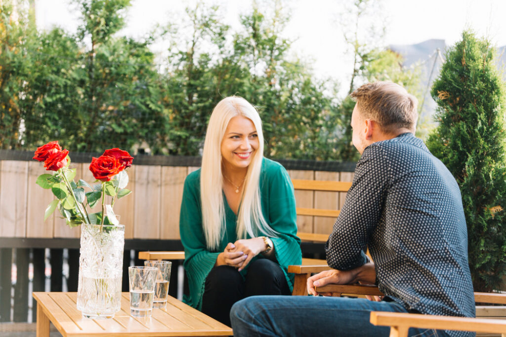 couple qui discute en terrasse