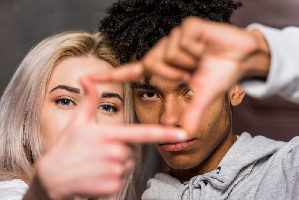 un homme et une femme formant un rectangle avec leurs doigts