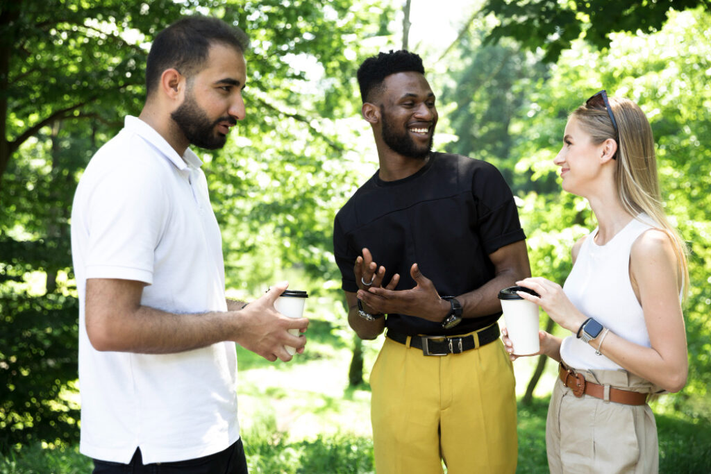 un groupe de trois personnes qui discutent