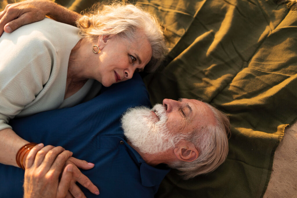 couple seniors allongé dehors