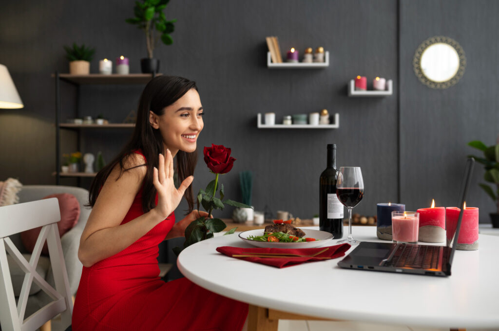femme avec une rose devant son ordinateur