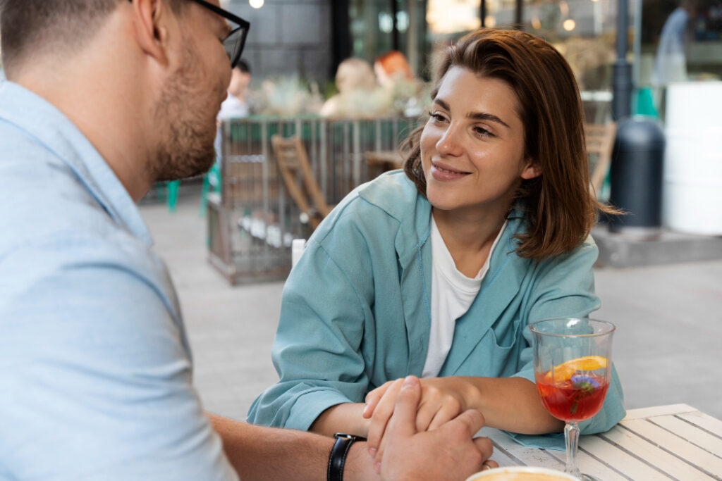 Une femme regarde un homme en terrasse