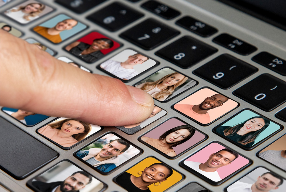 plusieurs phoros de visage sur un clavier