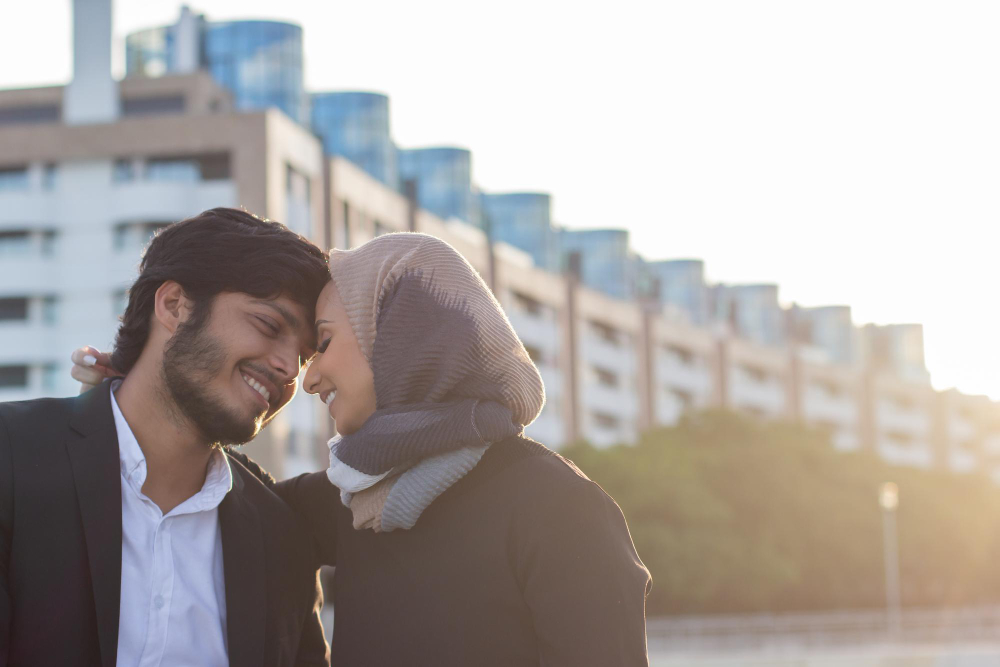 un couple se sourit la tête collé en ville