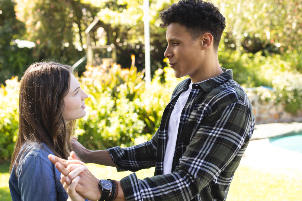 un jeune couple qui se tient les mains