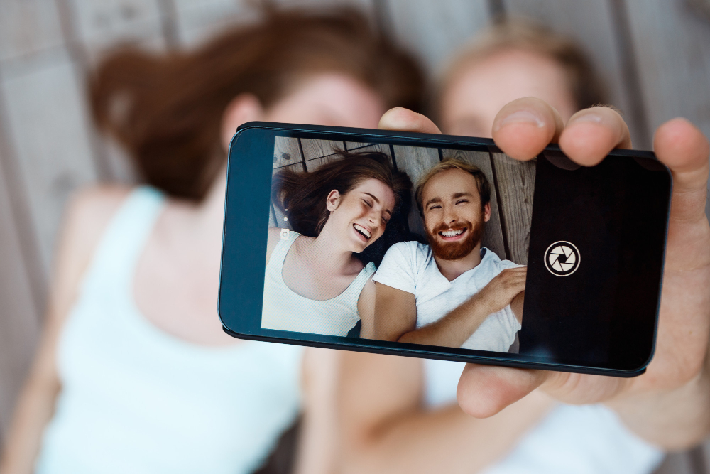 couple qui se prend en selfie