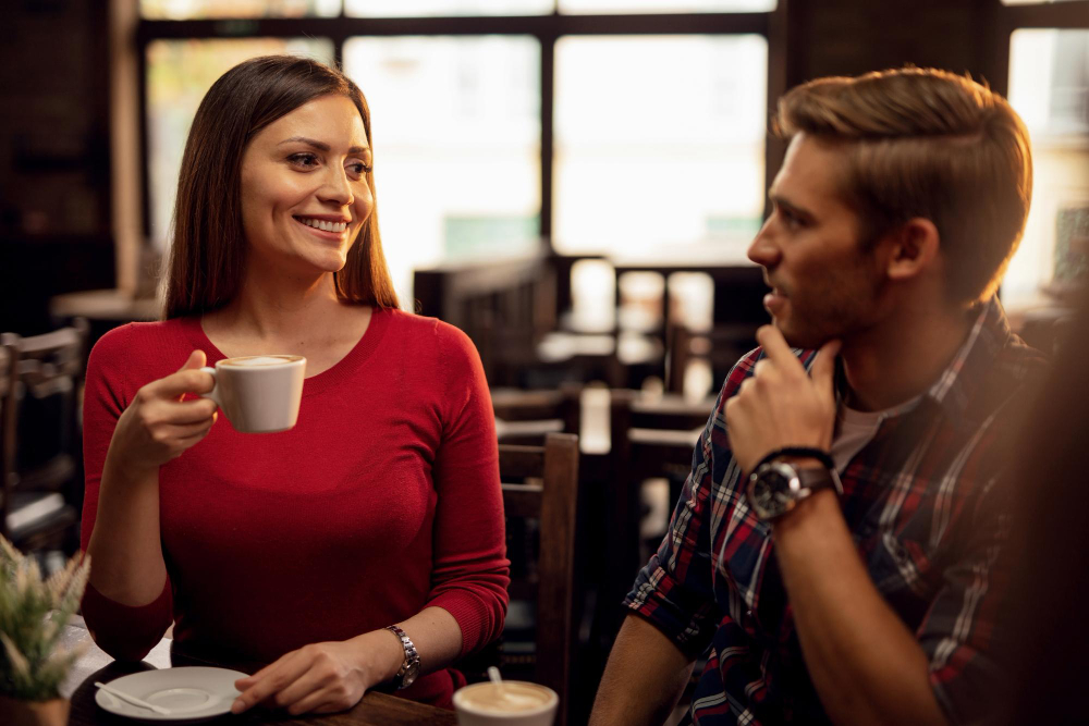 Couple qui discute à un café