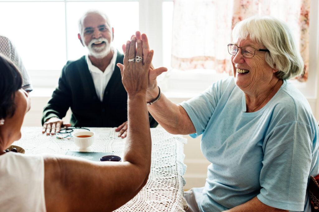 deux femmes seniors se check la main