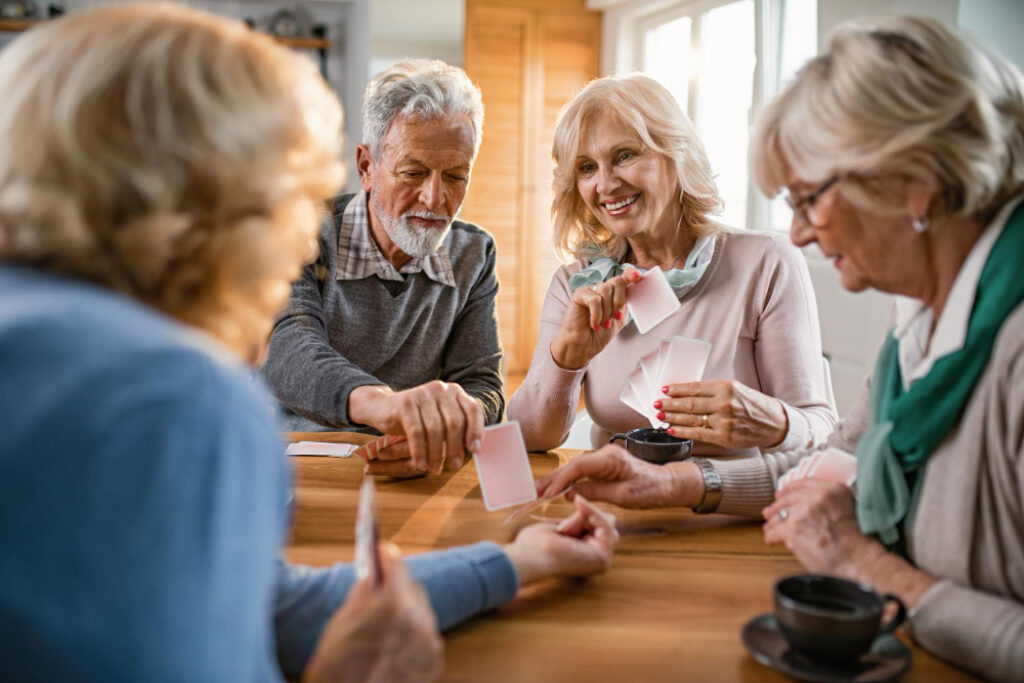 un groupe de seniors qui joue aux cartes