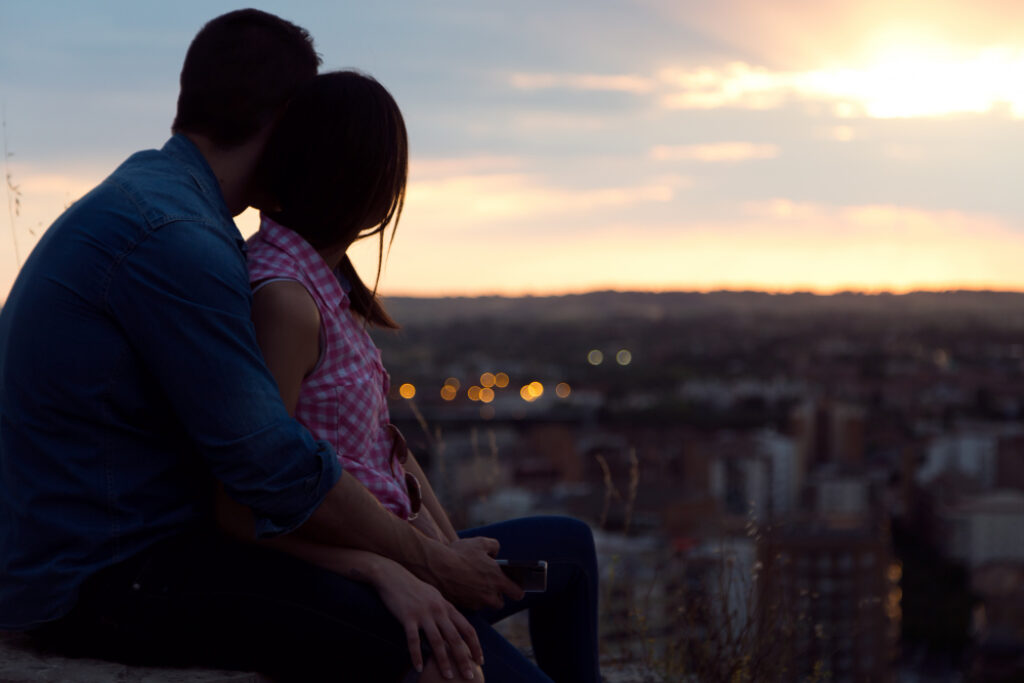 couple qui se prend dans les bras sur un toit