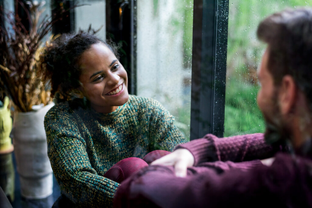 un homme et une femme qui se regarde en souriant