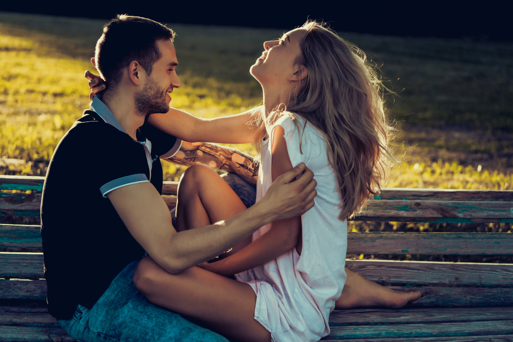 couple sur un banc