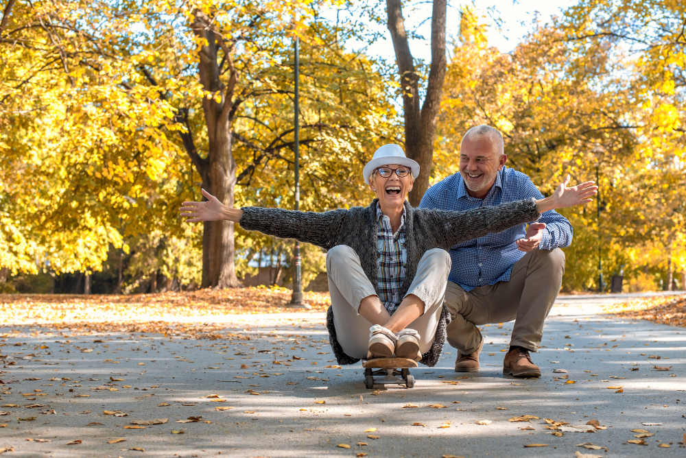 un couple de seniors qui fait du skate