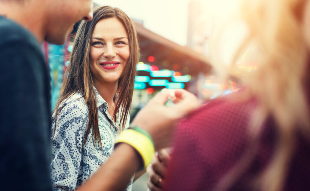 jeune femme qui regarde un garçon en souriant