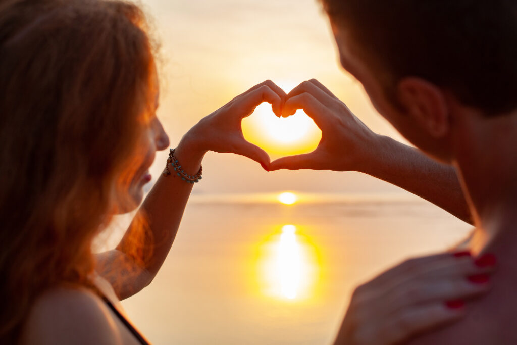 couple qui fait un cœur avec ses mains