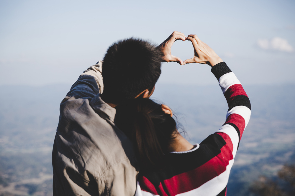 couple qui fait un cœur avec les mains