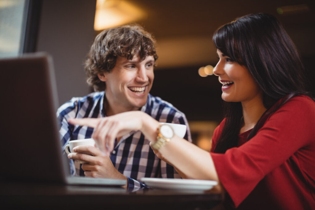 un couple devant un ordinateur