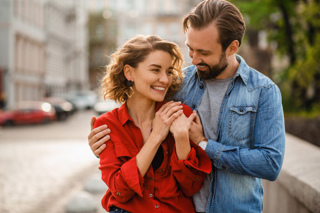 couple souriant sur un troitoir