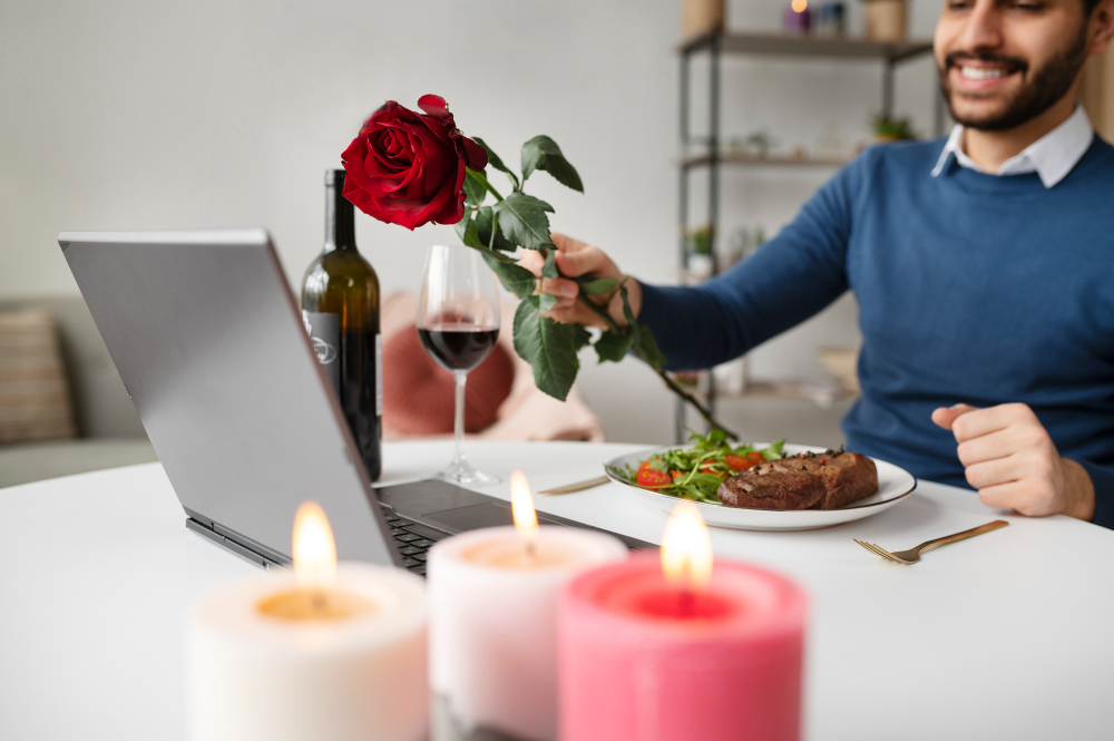 homme qui tend une rose devant son ordinateur