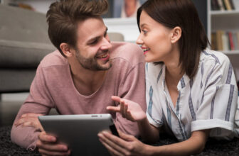 Couple devant une tablette
